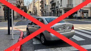 Es oficial | El Gobierno sancionará a todas las personas que estacionen a menos de 20 pies de un cruce peatonal aunque el cordón no esté pintado de rojo