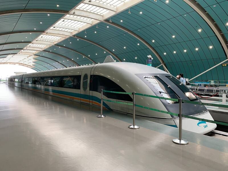 El tren Maglev japonésces es capaz de superar los 600 km/h gracias a un sistema de levitación magnética que elimina por completo el contacto con la vía. Imagen: archivo.