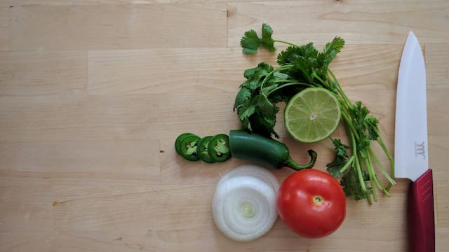 ¿Salsa roja o verde? El ingrediente básico que ya es un lujo en México por la inflación