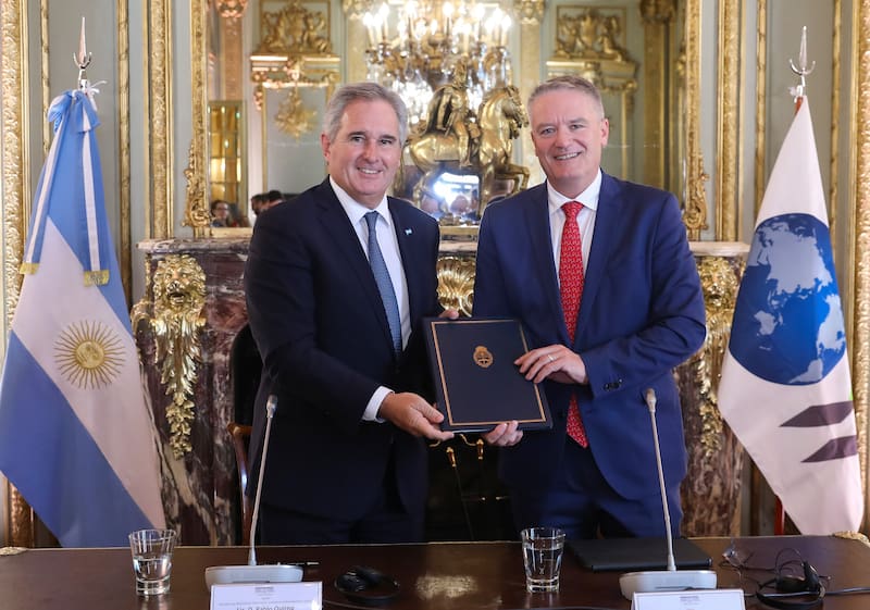 El canciller Pablo Quirno y el secretario general de la OCDE Matthias Cormann en la firma del memorándum para el ingreso al club de países desarrollados