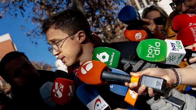 El juez procesa a Íñigo Errejón por tres presuntos delitos de agresión sexual a la actriz Elisa Mouliaá. El caso avanza hacia juicio tras declarar verosímil su testimonio.