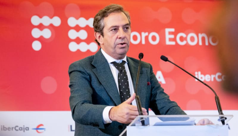 Empresarios españoles reclaman al Gobierno llamar a elecciones.