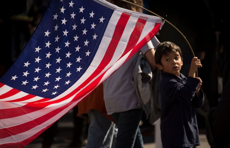 Estados Unidos evalúa nuevas medidas sobre menores migrantes bajo custodia. Fuente: Shutterstock