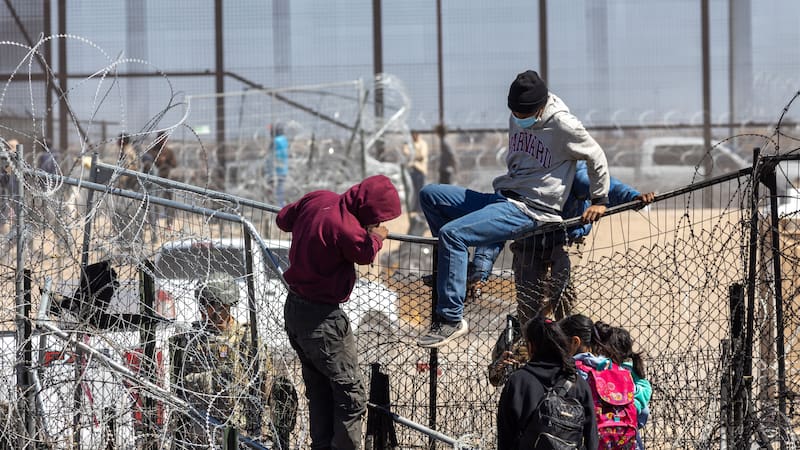 Los extranjeros que acumulen presencia ilegal y salgan de Estados Unidos podrían quedar sujetos a una prohibición de admisión de 3 o 10 años.