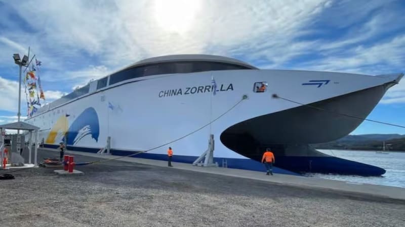 El titán de los océanos se prepara para navegar en el Río de la Plata.
