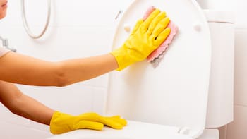 Adiós definitivo al vinagre y bicarbonato | Este nuevo producto de limpieza deja el baño limpio y reluciente YA: cómo conseguirlo en Mercadona