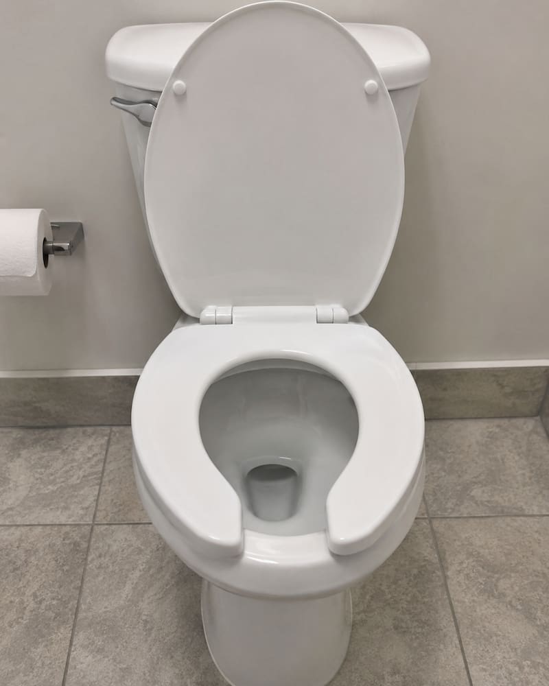 Su diseño fue pensado para facilitar el uso compartido de los sanitarios y reducir algunos problemas habituales relacionados con la limpieza. (Foto: ChatGPT)