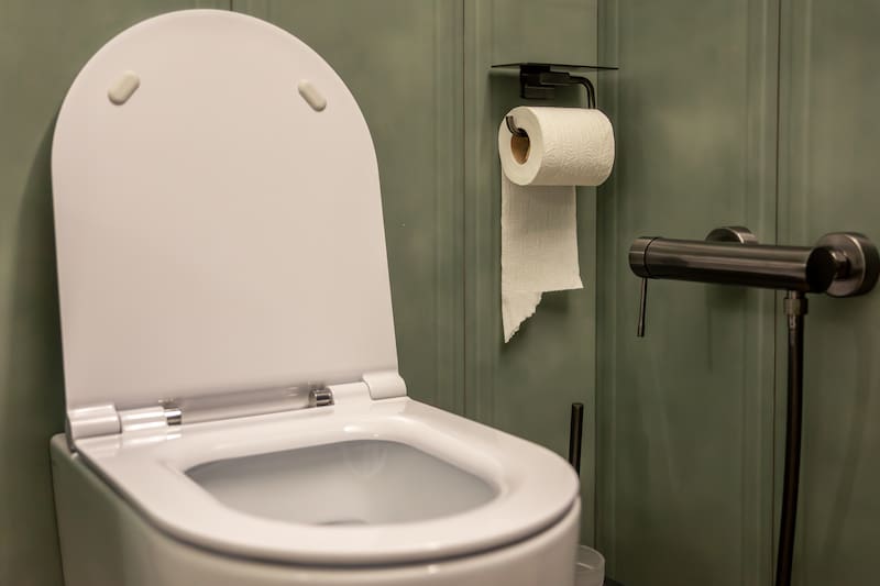 Esto permite aflojar residuos y mejorar el arrastre al tirar la cadena. Imagen: Freepik.