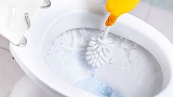 Mezclar una parte de bicarbonato de sodio con tres de agua oxigenada para la limpieza del hogar: por qué lo recomiendan hacerlo y para qué sirve