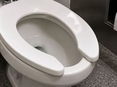 Para qué sirve la abertura que tienen los inodoros de los baños públicos y por qué es tan importante para la higiene