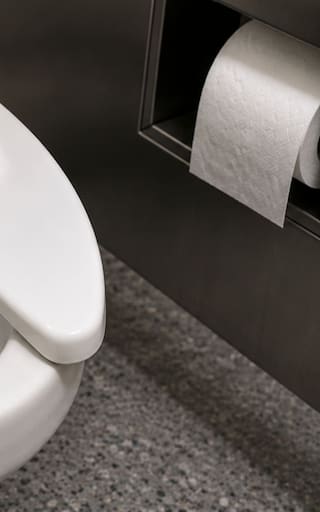Para qué sirve la abertura que tienen los inodoros de los baños públicos y por qué es tan importante para la higiene