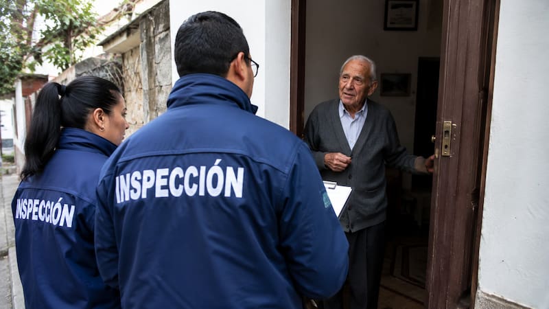 Oficial y definitivo | El Gobierno revisará casa por casa de todos los jubilados y les quitará la pensión a estas personas. (Representación creada con IA)