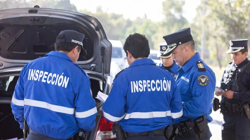 Ya es oficial | El Gobierno revisará todos los autos y motos y no dejará circular a quienes tengan estas patentes. (Representación creada con IA)