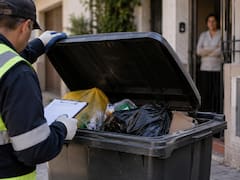 Oficial | Comenzarán a revisar casa por casa los contenedores de basura y multarán a quienes tiren estos residuos con la basura común