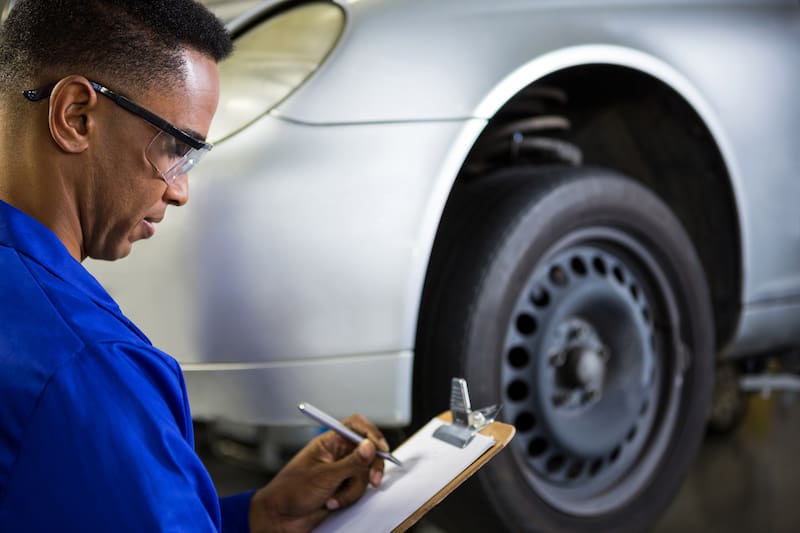La inspección vehicular debe realizarse al menos cada 12 meses en todos los vehículos registrados en Nueva York, antes de que venza la calcomanía otorgada durante la última revisión.
