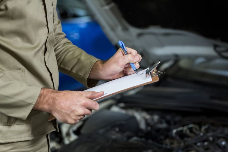 Intensifican los controles coche por coche para verificar el cumplimiento de la inspección de seguridad vehicular. Fuente: Freepik.