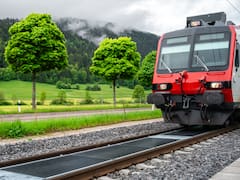 Instalan la primera planta solar desmontable entre vías del tren que podría abastecer al 2% de toda la población de esta nación