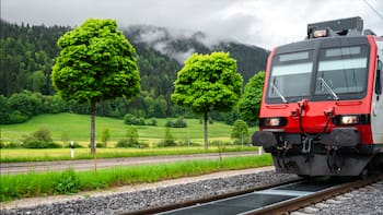Instalan la primera planta solar desmontable entre vías del tren que podría abastecer al 2% de toda la población de esta nación