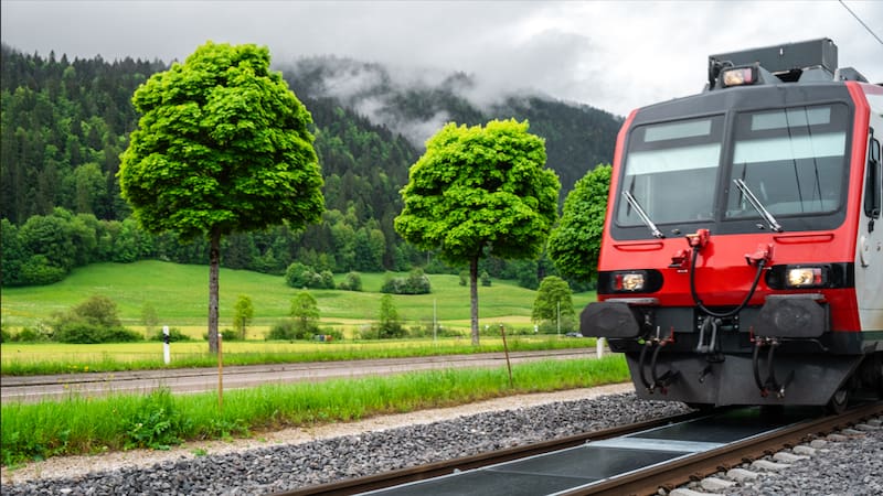 Instalan la primera planta solar desmontable entre vías del tren que podría abastecer al 2% de toda la población de esta nación