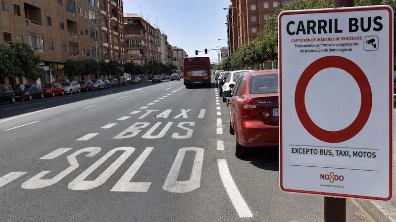 Instalaron una nueva cámara de tráfico en el sur del país que multa por invadir el carril bus: los montos de la infracción