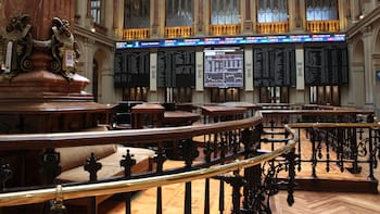 Las elecciones en Brasil y el adelanto electoral en España condicionan el comportamiento del Ibex 35 que sube poco más de un punto porcentual