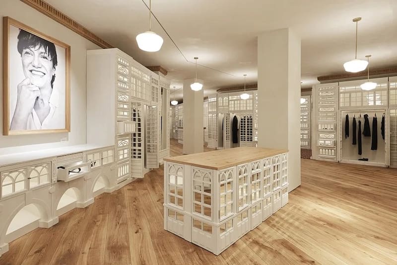 La tienda fue reformada en 2025 como espacio conmemorativo por el 50º aniversario de su apertura en homenaje al origen de la marca y a su evolución global.