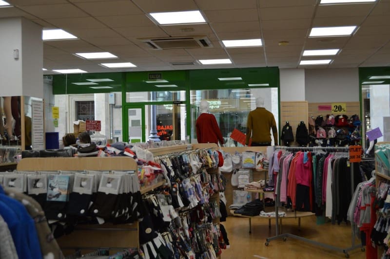 El modelo de negocio de Cadena Q se basaba en ofrecer ropa asequible para hombre, mujer y niño, con tiendas ubicadas principalmente en barrios urbanos.