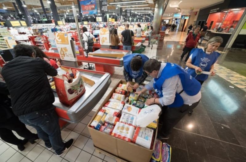 En varios establecimientos, los usuarios se ven obligados a operar sin ayuda incluso con carritos llenos de productos.