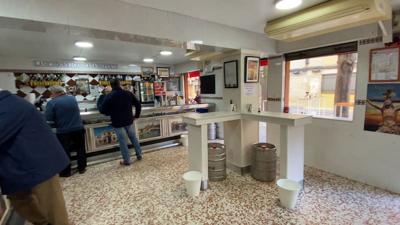 El interior del local conserva una estética sencilla y funcional, fiel al espíritu de los bares de tapas de toda la vida en Sevilla.