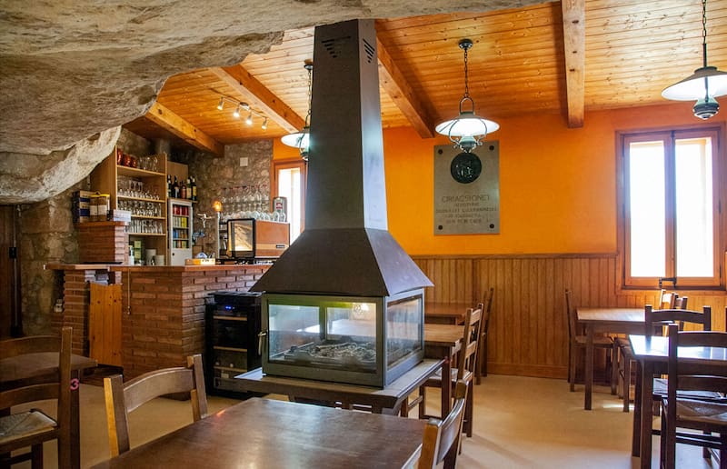 El diseño del espacio busca que el entorno natural forme parte de la experiencia gastronómica desde cualquier punto del restaurante.