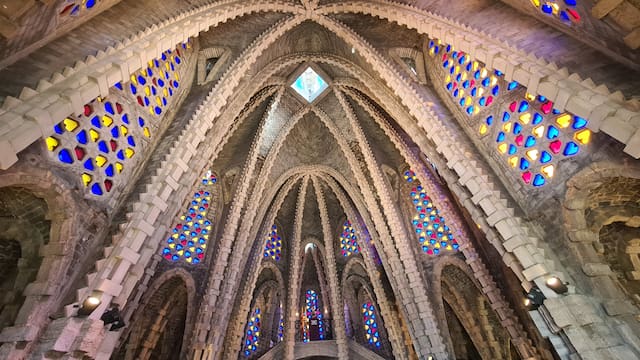No es la Sagrada Familia: la joya arquitectónica que está en un pueblo de Tarragona y parece diseñada por Gaudí