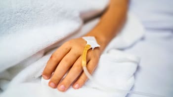 Murió de cáncer y descubrieron que se casó con su cuidadora tres semanas antes: su familia busca impugnarlo