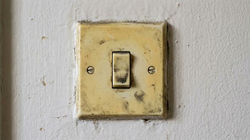 Interruptor sucio y amarillento
