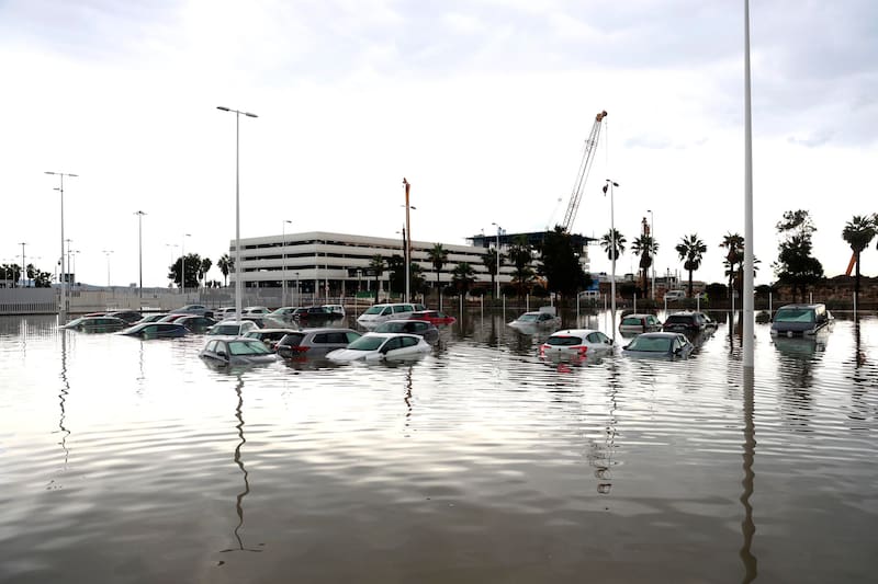 La DGT informa del cierre de cuatro carreteras secundarias por inundaciones en Toledo, Córdoba y Alicante.