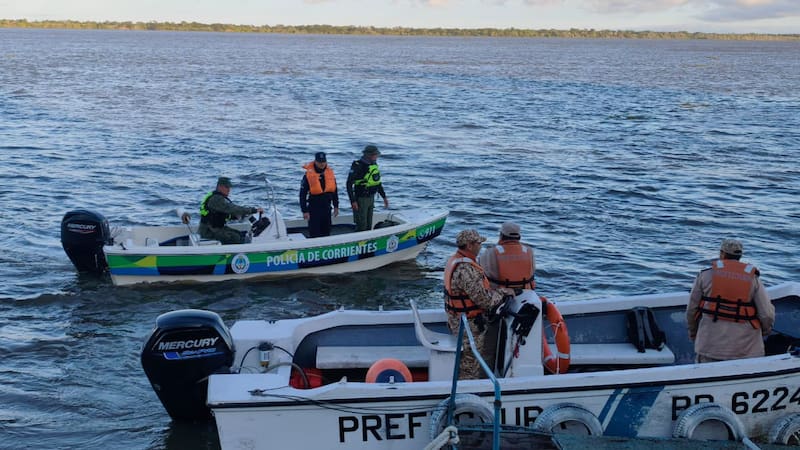 La Prefectura Naval Argentina y la Policía Rural de Bella Vista, Corrientes, desplegaron en conjunto un amplio operativo de búsqueda para localizar a dos peones rurales que fueron vistos por última vez este viernes.