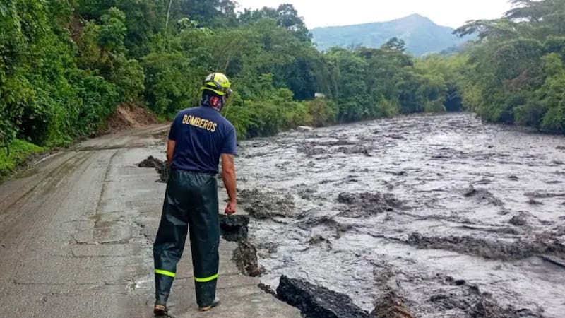 Las fuertes lluvias en Cundinamarca han generado más de 17 emergencias en las últimas 24 horas, incluyendo inundaciones y deslizamientos de tierra.