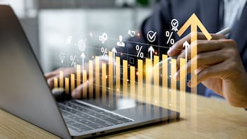 Dónde poner los pesos: las alternativas que recomiendan expertos para no perder contra el dólar