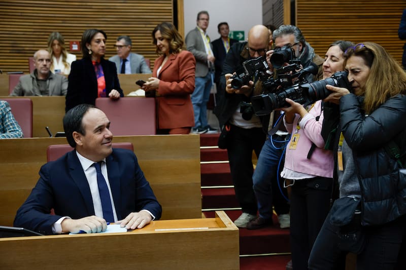 GRAFCVA910. VALENCIA, 27/11/2025.- El candidato del PP, Juanfran Pérez Llorca, durante el pleno celebrado este jueves para investirlo como nuevo president de la Generalitat en sustitución de Carlos Mazón, que dimitió el pasado 3 de noviembre. EFE/Biel Aliño