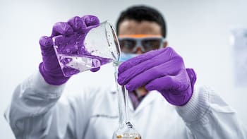 Sanofi alista 665 MDP para investigación en México y usará IA para acelerar vacunas y tratamientos
