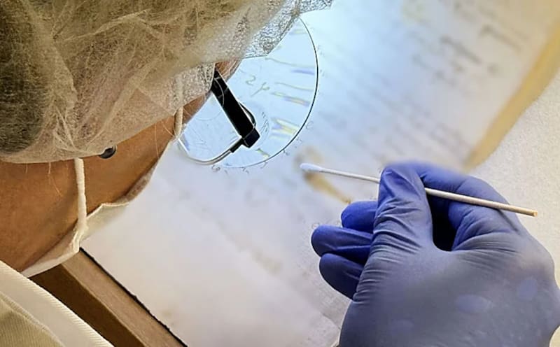 Investigadores analizan las cartas de Frosino con el ADN presente en el Holy Child