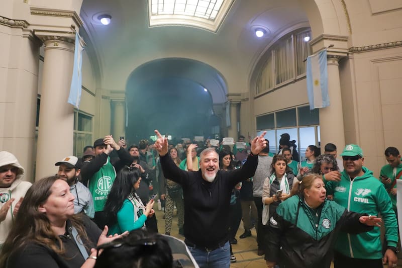 Trabajadores de ATE movilizan al Ministerio de Defensa.