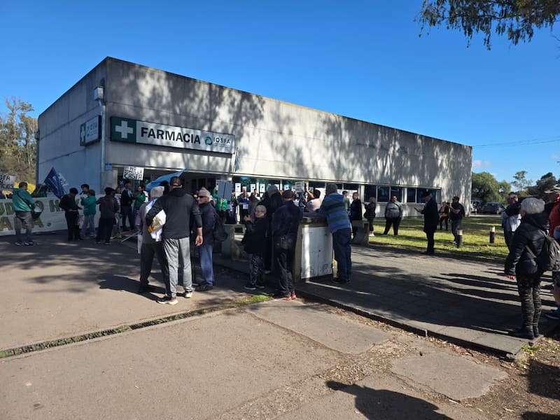 Protesta de trabajadores civiles de IOSFA en Punta Alta.
