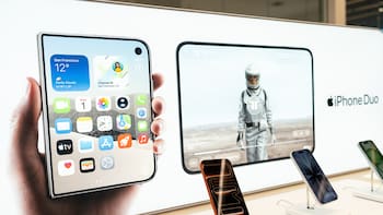 El iPhone Duo llega a España este 23 de octubre: los móviles plegables ya se pueden comprar y cuestan menos