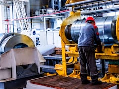 La industria cayó 5,7% en mayo, pero el Gobierno celebró el repunte mensual y el salto de la construcción