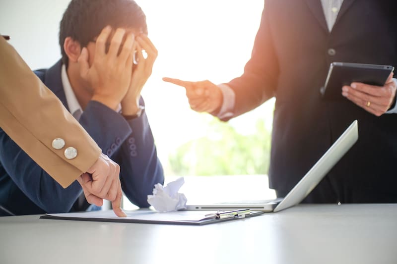 Revivir una discusión de forma repetitiva puede mantener activo el enfado y dificultar la concentración, aunque pensar sobre un conflicto de manera puntual no implica un problema psicológico.