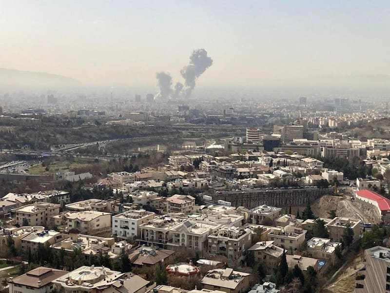 Una columna de humo emerge del centro de Teherán, en Irán, tras un ataque israelí.