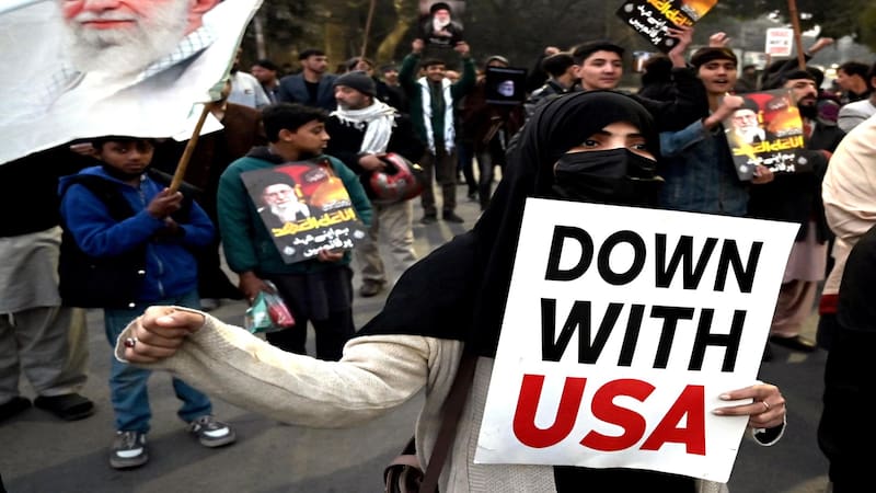 LAHORE (Pakistan), 11/01/2026.- Activists with the Imamia Students Organization (ISO), a Shi'a Muslim student organization, shout slogans and hold anti-US placards during a protest in Lahore, Pakistan, 11 January 2026. The protest, organized by the Shi'a Muslim student body, aimed to condemn Israeli actions in Gaza and US foreign policy, while expressing solidarity with Iran, Venezuela, and the Palestinian people. (Protestas) EFE/EPA/A. HUSSAIN
