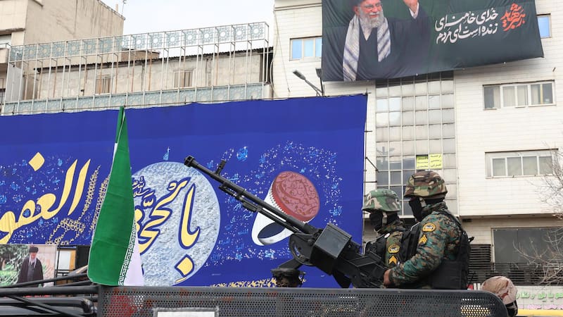 Fuerzas de seguridad iraníes custodian los funerales masivos de víctímas del ataque de Israel y Estados Unidos sobre Teherán.