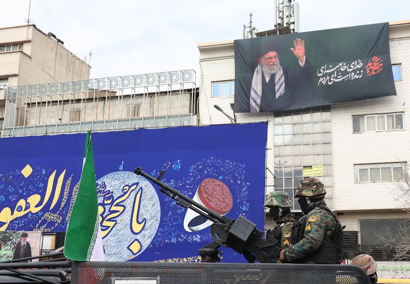 Fuerzas de seguridad iraníes custodian los funerales masivos de víctímas del ataque de Israel y Estados Unidos sobre Teherán.