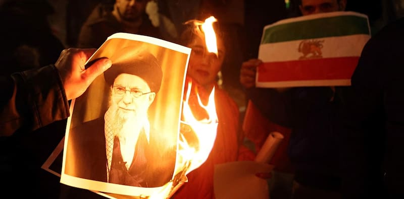 “Patriotas iraníes, SIGAN PROTESTANDO — ¡TOMEN EL CONTROL DE SUS INSTITUCIONES!!!”, escribió Trump.